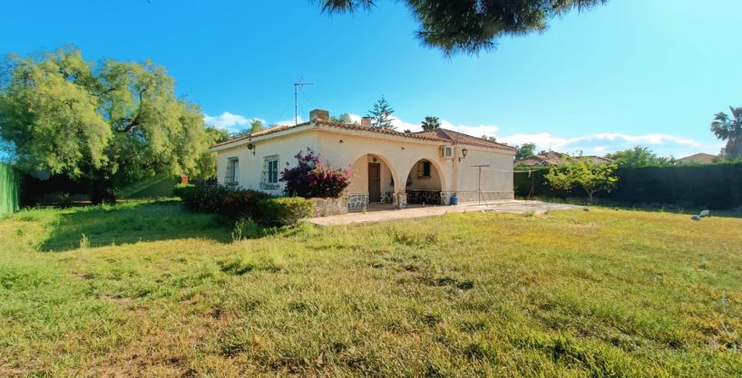 Venta de chalet independiente en Pozo Estrecho con piscina privada, jardín y salón de celebraciones