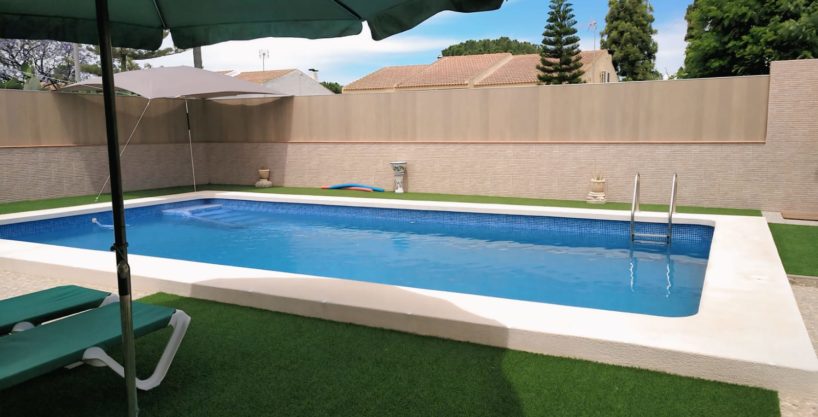 Venta de chalet independiente en Pozo Estrecho con piscina privada, jardín y salón de celebraciones