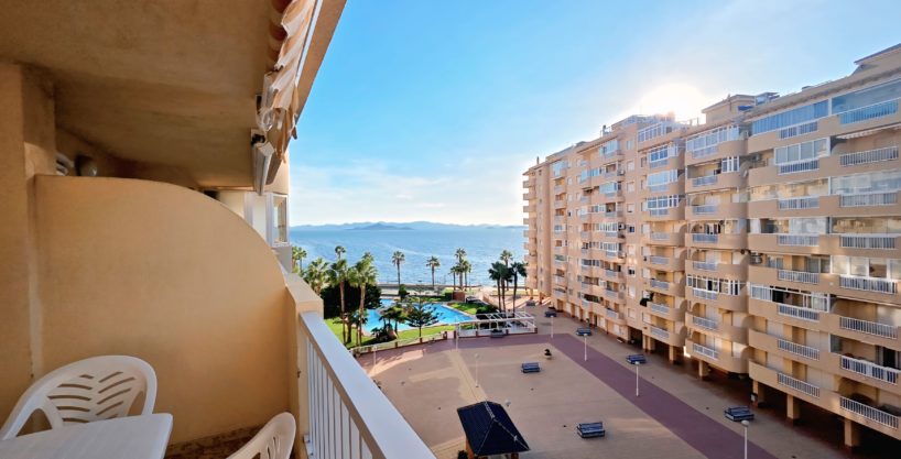 Piso en Venta en La Manga del Mar Menor Km 13 con Vistas al Mar y Terraza Privada