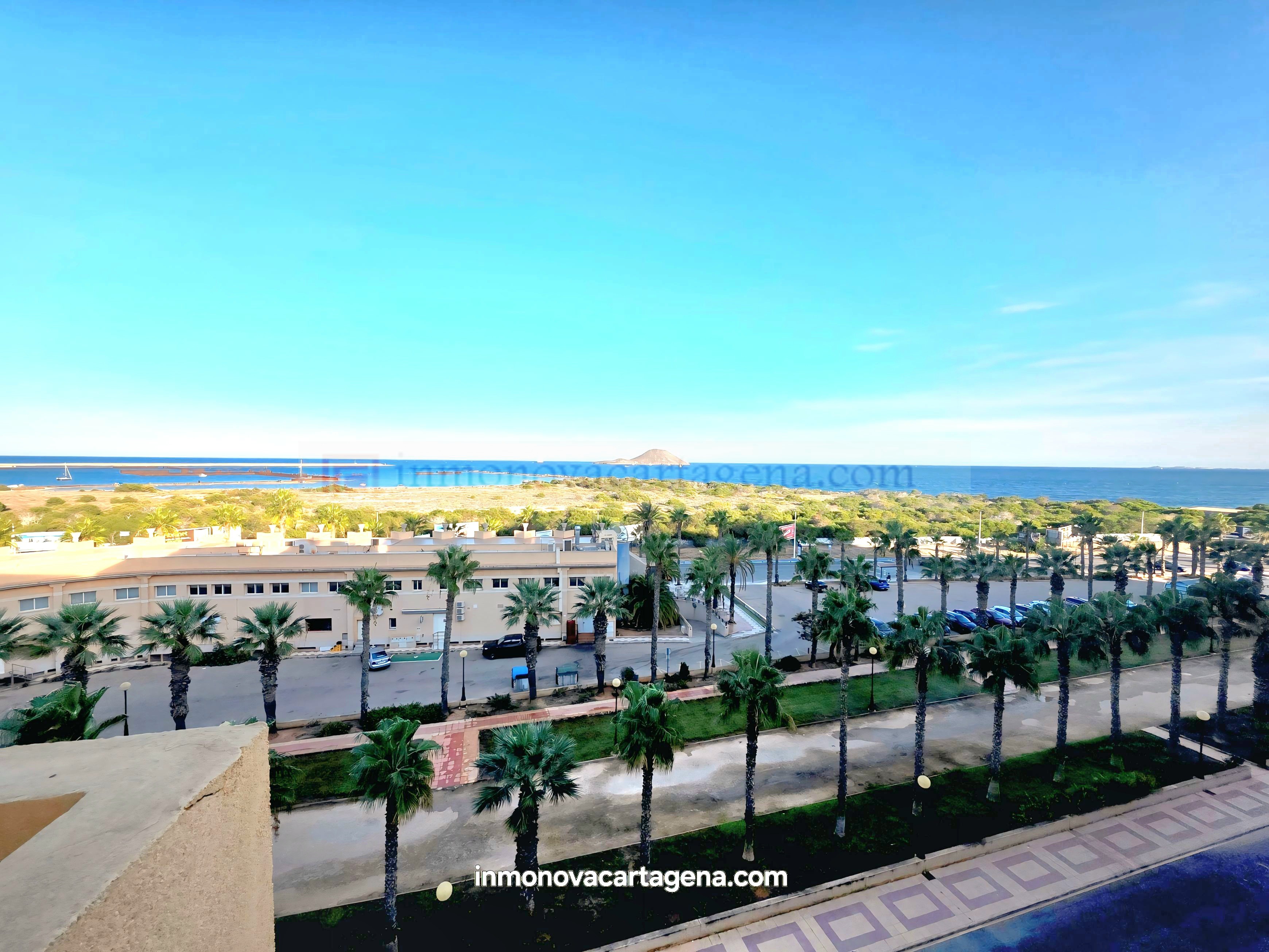 Piso en Venta en La Manga del Mar Menor Km 13 con Vistas al Mar y Terraza Privada