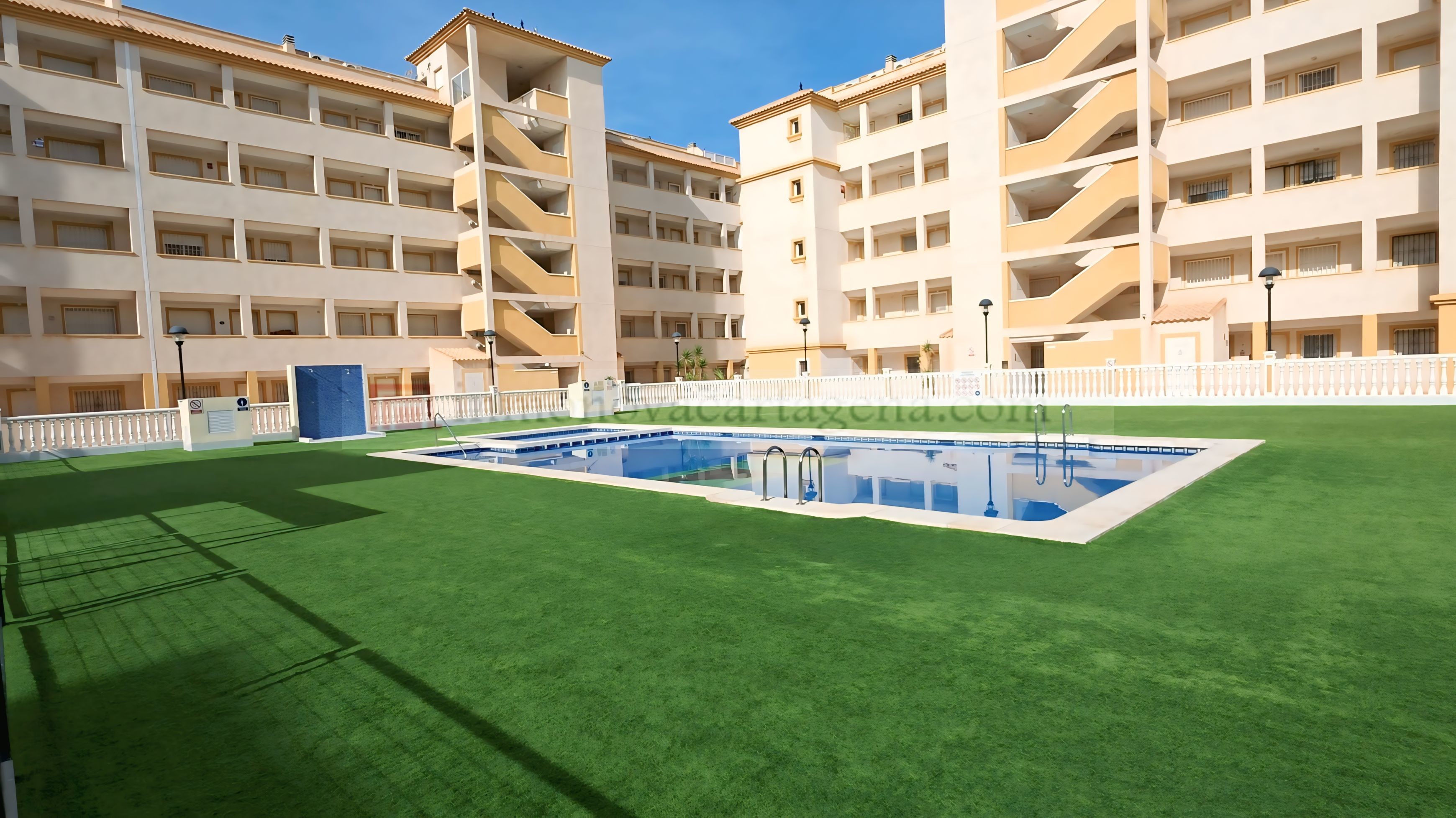 Venta de Espectacular Piso Bajo en Playa Islas Menores con Amplio Porche y Piscina Comunitaria