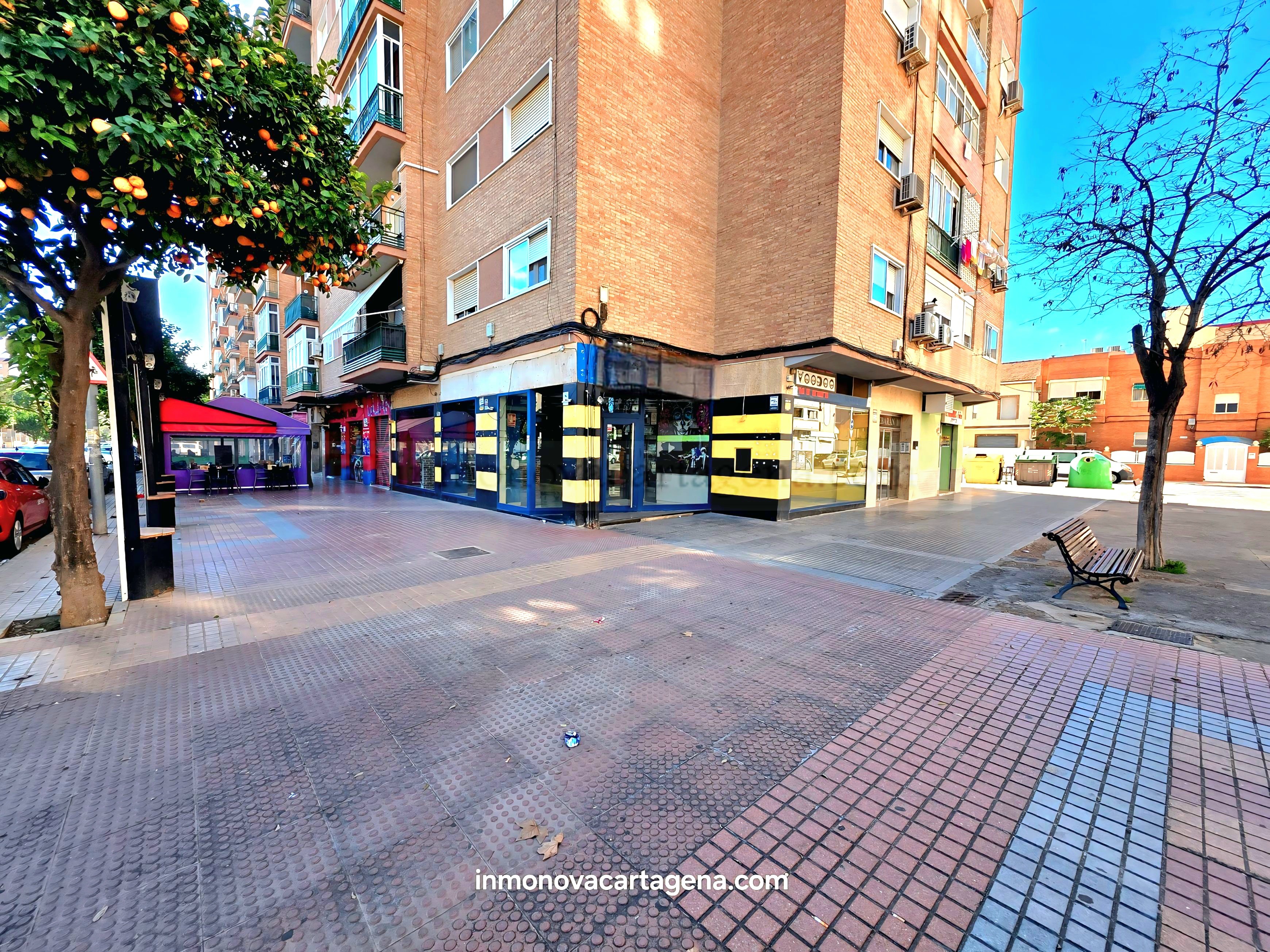 Venta de Local Comercial con Gran Fachada y 127 m² en Zona de Mucho Paso