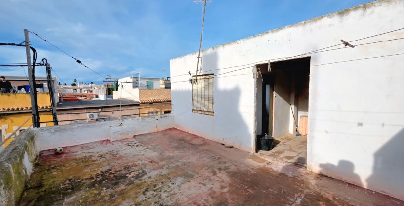 Planta Baja para Reformar en Venta con Fachada a Dos Calles y Garaje | Gran Potencial